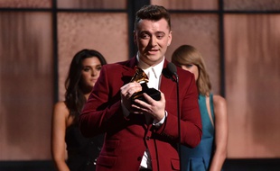Le chanteur Sam Smith, vainqueur de quatre Grammy Awards, le 8 février 2015, à Los Angeles.