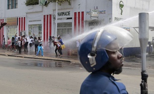 La police disperse les manifestants au canon à eau à Bujumbura (Burundi), le 13 mai 2015.