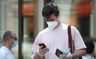 A Moscou un homme utilise son smartphone pour remplir une déclaration de vaccination contre le Covid-19, le 27 juin 2021.