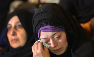 Sur cette image, prise le 16 novembre 2015, une femme pleure la mort de son fils, tué lors d'une attaque des talibans dans une école dirigée par l'armée à Peshawar, le 16 décembre 2014