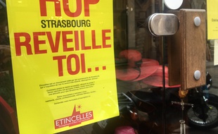 Une afffiche d'Etincelles dans une boutique du centre ville de Strasbourg. le 21 mars 2017.