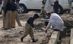 Les services des secours, à Rawalpindi, au Pakistan, alors qu'un attentat-suicide a fait au moins 34 morts.