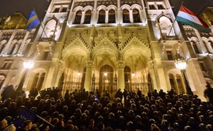 La police anti-émeute protègent le siège du Parlement hongrois, le 17 novembre 2014, à Budapest