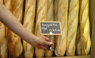 Une baguette de pain dans une boulangerie à Paris en août 2007.