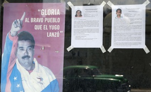 Les biographies de deux candidats aux élections municipales cubaines sont affichées à la Havane, à côté d'un portrait du président vénézuélien, le 17 avril 2015.