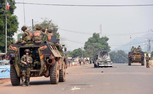 Au moins un civil a été tué et plusieurs enfants blessés vendredi à Bangui par des grenades lancées par des soldats tchadiens de la force africaine qui protégeaient un convoi de leurs compatriotes fuyant la ville, a-t-on appris de sources militaire et humanitaire.