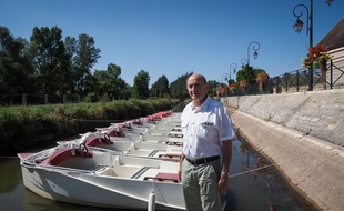 Le maire de Drevant, Bernard Jamet, pose devant le canal de Berry.