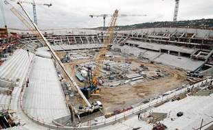 Préfabriqués sur place, les quelque 20 km de gradins sont en cours de pose à l'intérieur du stadium niçois.