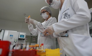 Johnson & Johnson était ainsi devenu le 10e groupe dans le monde à conduire des essais de phase 3 contre le Covid-19, et le 4e aux Etats-Unis.