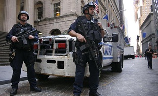 Des officiers de l'unité d'urgence de la police de New York en faction dans le quartier financier de New York, le 7 mai 2010.