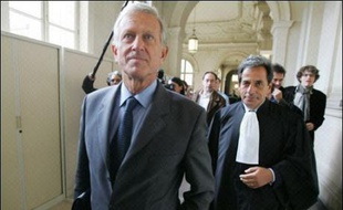 La Cour de cassation a rejeté mardi les pourvois de plusieurs mis en examen dans le dossier des chargés de mission de la ville de Paris, validant ainsi l'enquête judiciaire sur l'attribution d'emplois de complaisance à l'Hôtel de ville lorsque Jacques Chirac et Jean Tiberi étaient maires. La Cour de cassation était notamment saisie des pourvois formés par quatre mis en examen dans ce dossier: Michel Aurillac, ministre de la Coopération de 1986 à 1988 et trois ex-directeurs de cabinet de ce dernier, Michel Roussin (photo), Daniel Naftalski et Robert Pandraud.
