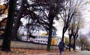 Une expertise rendue mardi a jugé que l'état mental de Jean-Pierre Guillaud, l'homme qui a mortellement poignardé un étudiant le 12 novembre à Grenoble, était "compatible" avec son audition par un magistrat instructeur et avec son "éventuelle mise en examen".