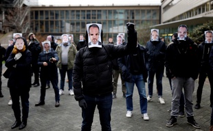 Plusieurs dizaines de salariés de Canal+ se sont rassemblés en soutien à Stéphane Guy.