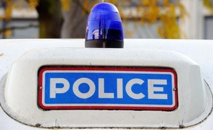 Un bijoutier a succombé à ses blessures par balle après un braquage jeudi soir à Albertville, provoquant une vive émotion au sein de la profession.