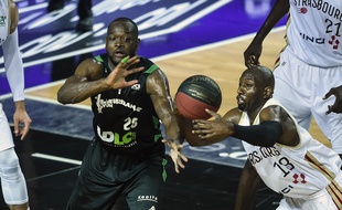 Strasbourg, le 4 juin 2016. - La SIG de Louis Campbell a remporté le premier match de la finale de Pro A face à l'Asvel de Charles Kahudi (80-73).
