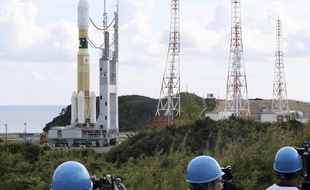 La fusée portant le vaisseau cargo nippon transportée vers le site de lancement, à Kagoshima, dans le sud du Japon, le 24 septembre 2018. Kounotori8 («cigogne blanche»), doit livrer quelque 5,3 tonnes de matériel et d'approvisionnement aux astronautes de l'ISS.