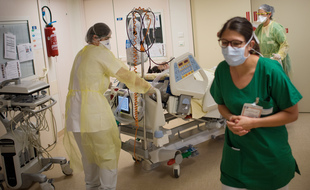 Des infirmières du CHU de Nantes prennent en charge un patient atteint du Covid.