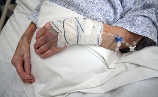 Illustration d'une personne âgée à l'hôpital.