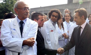 Nicolas Sarkozy en visite à l'hôpital Paul-Brousse de Villejuif le 18 septembre 2009 a annoncé la création en 2010 de cinq instituts hospitalo-universitaires.