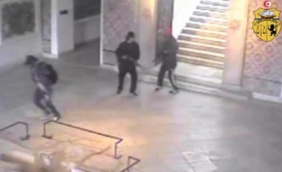 Image de vidéosurveillance diffusée le 21 mars 2015 par le gouvernement tunisien où l'on voit (à d), armes à la main, les deux auteurs de l'attaque du 18 mars contre le Musée du Bardo, alors qu'un autre homme se précipite en courant vers l'extérieur