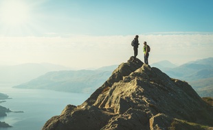 Deux randonneurs profitant de la vue du Loch Katrine en Écosse.