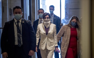 La Speaker de la Chambre, Nancy Pelosi, arrive au Congrès en portant un masque le 23 avril 2020.