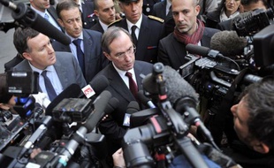 Le ministre de l'Intérieur Claude Guéant annonce dans une interview à paraître dimanche dans La Voix du Nord qu'il va "redemander" la fermeture du site internet de fichage des policiers Copwatch car "un site qui incite à la haine à l'égard des policiers est inacceptable".