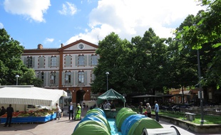 Dans la nuit du 14 au 15 juin 2016, l'association Droit au Logement a installé places Saint-Georges, à Toulouse, des tentes occupées par 61 personnes sans solution d'hébergement.