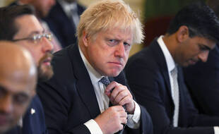 Royaume-Uni : Boris Johnson humilié mais déterminé à "continuer" après