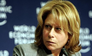 Le groupe minier Anglo American, qui fait face à des conflits sociaux qui perturbent sa production en Afrique du Sud, a annoncé vendredi la démission de sa directrice générale Cynthia Carroll.