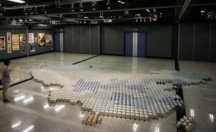 L'oeuvre de l'artiste chinois Ai Weiwei réalisée avec des boites de lait en poudre.