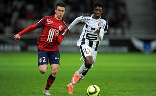 Ousmane Dembélé (à d.), ici à la poursuite du Lillois Sébastien Corchia, a évité une 3e défaite consécutive aux Rennais.