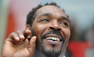 Rodney King, dont le passage à tabac par quatre policiers blancs ensuite acquittés avait entraîné de très violentes émeutes raciales à Los Angeles en 1992, a été retrouvé mort dimanche dans sa piscine à l'âge de 47 ans.