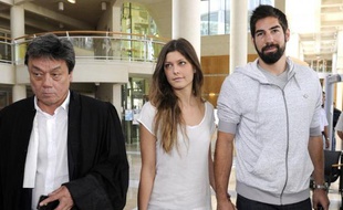 Nikola Karabatic (d) et Géraldine Pillet quittent le tribunal de Montpellier le 10 juin 2013