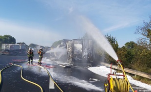 Les sapeurs-pompiers à l'oeuvre pour éteindre l'incendie ce mercredi matin sur l'autoroute A9