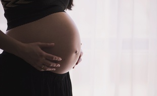 Une femme enceinte. Image d'illustration.