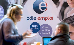 Une personne reçue par un conseiller de Pôle Emploi à Gravelines, dans le nord de la France, le 30 mars 2016