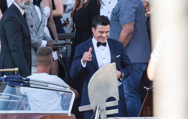 Orlando Bloom qui a fini sa ballade pour enfiler un costume.