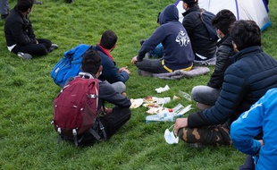 Des migrants dans le jardin Villemin à Paris, le 31 mai 2021.