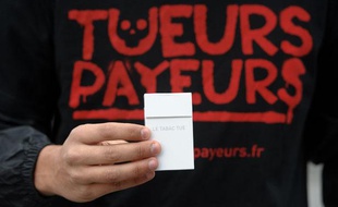 Paris, le 02 Novembre 2011. Operation de sensibilisation et d'informations des fumeurs contre les dangers de l'industrie du tabac. Ligue contre le cancer. Slogan Tueurs payeurs. Voiture avec flocage et decor paquets de cigarettes.