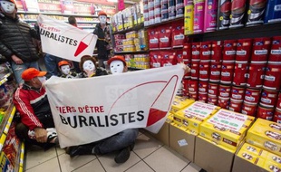 Des buralistes tiennent une banderole "Fiers d'être buralistes" dans un commerce de Vieux-Brisach à la frontière franco-allemande, le 16 novembre 2014