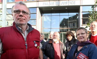 Condamné pour avoir brandi le 28 août 2008 une affichette portant la mention «Casse toi pov'con» devant Nicolas Sarkozy lors d'une manifestation à Laval (Mayenne), Hervé Eon a été condamné à 30 euros avec sursis.