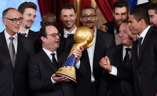 François Hollande avec le trophée de champion du monde de hand, le 3 février 2015