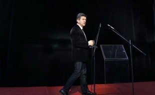 Jean-Luc Mélenchon, le candidat du Front de Gauche à l'Elysée, a affirmé mardi à Paris, que "poursuivre la campagne est un acte de résistance", au lendemain de la tuerie de Toulouse.