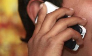 Une vingtaine de scientifiques, essentiellement des cancérologues, lancent un appel à la prudence dans l'utilisation des téléphones portables en l'absence de conclusions scientifiques définitives sur leur éventuelle dangerosité pour la santé.