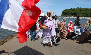 Des électeurs débarquent du bateau pour aller voter au référendum sur la départementalisation de Mayotte, le 29 mars 2009 à Mazmoudzou.