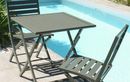 Petite terrasse ou balcon ? Cette table pliante verte pour 2 personnes est à moins de 100 € chez Leroy Merlin, l’astuce gain de place pour l’été