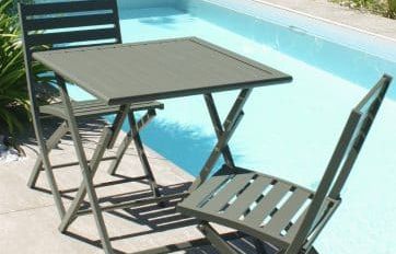 Petite terrasse ou balcon ? Cette table pliante verte pour 2 personnes est à moins de 100 € chez Leroy Merlin, l’astuce gain de place pour l’été