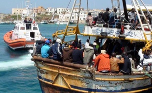 Plusieurs ONG ont demandé mercredi à la justice française d'établir les responsabilités dans la mort de 63 migrants qui fuyaient la Libye par la mer en 2011, accusant la marine française d'avoir ignoré leurs appels de détresse, ce que conteste le ministère de la Défense.