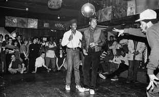 Le groupe de hip-hop The Cold Crush Brothers, au Club Negril, à New York, en 1981.